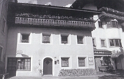 ehemaliges Schulgebäude mit dem im ersten Stock gelegenen Klassenraum, Foto: Strasser